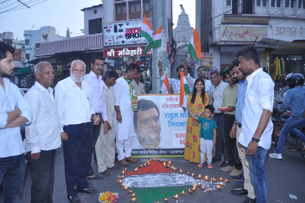 राहुल गांधी के 48वंे जन्मदिन के अवसर पर 48 घी के दीये राहुल गांधी के 48वंे जन्मदिन के अवसर पर 48 घी के दीये