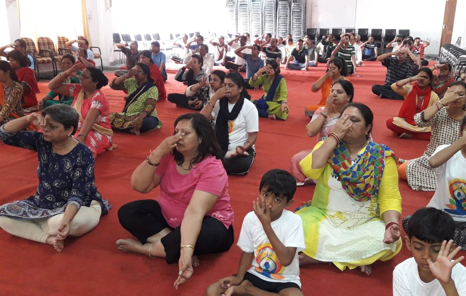 विद्यापीठ कार्यकर्ताओं को कराया योग विद्यापीठ कार्यकर्ताओं को कराया योग