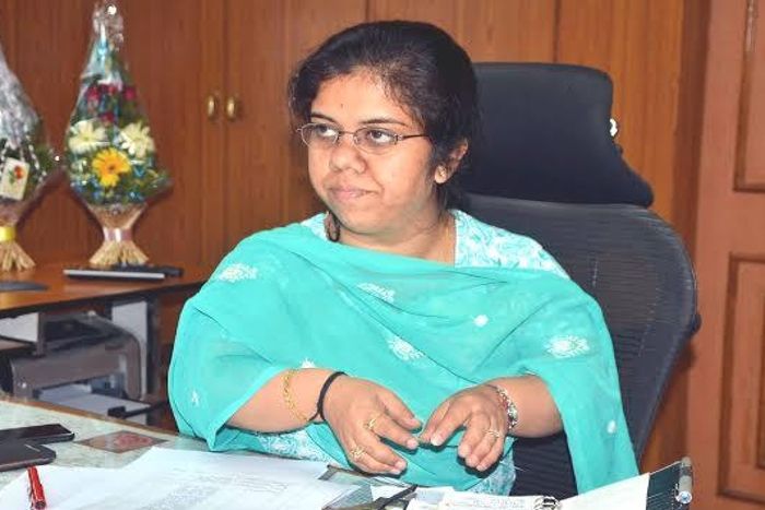 कचरे का थैला पकड़ने वाले बच्चों के हाथ में थमाया स्कूल बैग कचरे का थैला पकड़ने वाले बच्चों के हाथ में थमाया स्कूल बैग