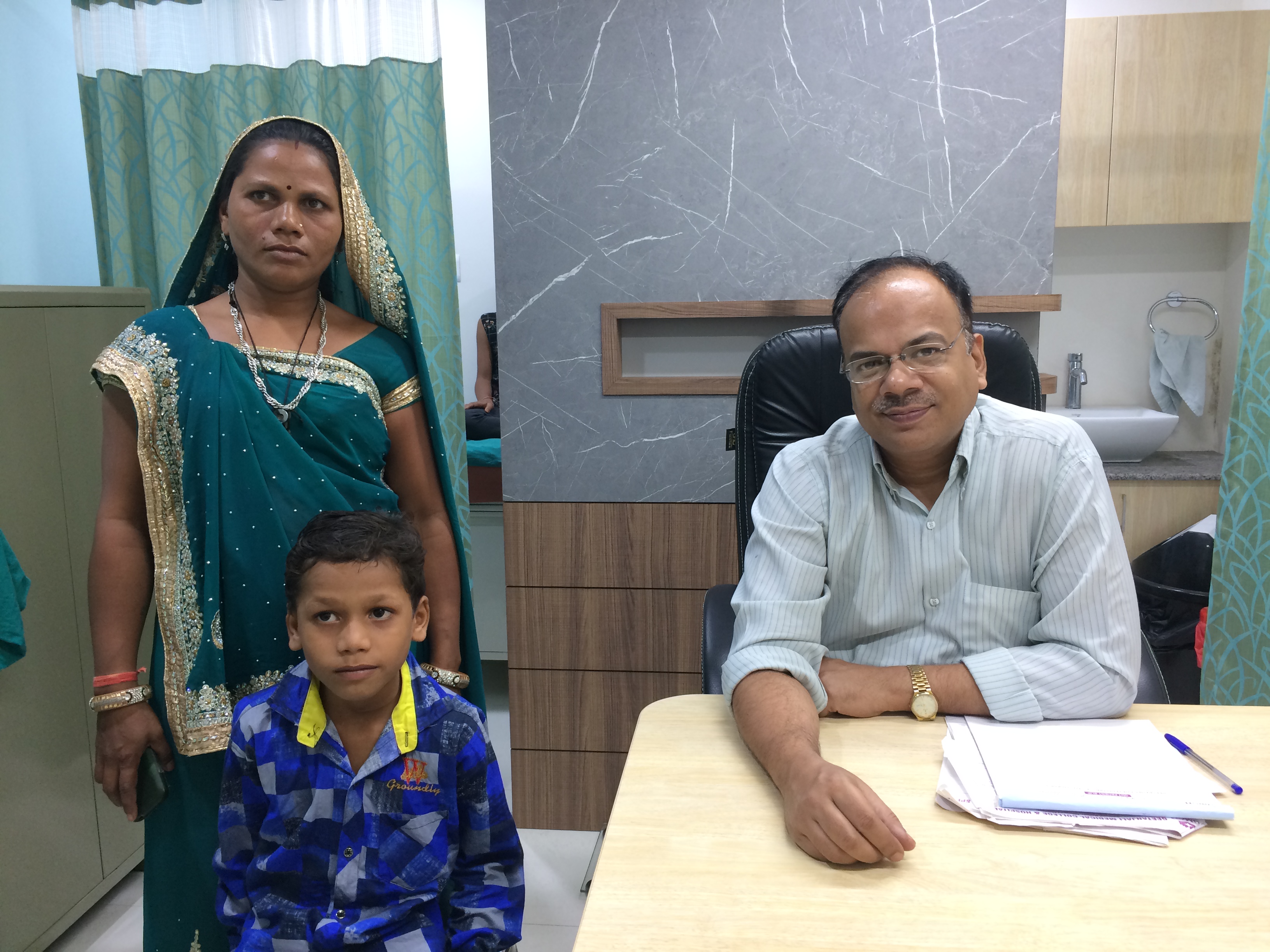 बच्चे के गले में दुर्लभ गांठ का सफल ऑपरेषन बच्चे के गले में दुर्लभ गांठ का सफल ऑपरेषन