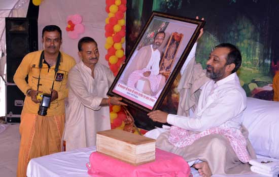 रजत आभा में ठाकुरजी के दिव्य दर्शन से हजारो भक्त हुए निहाल रजत आभा में ठाकुरजी के दिव्य दर्शन से हजारो भक्त हुए निहाल