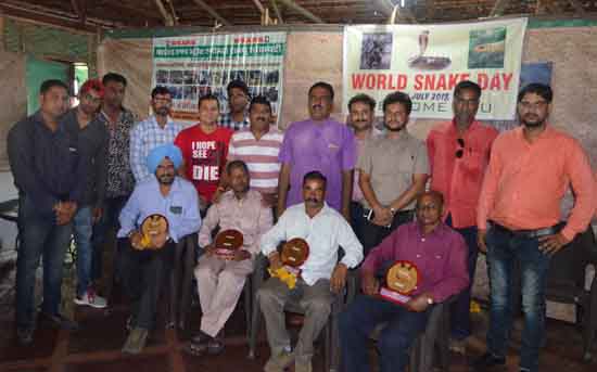 विश्व सर्प दिवस पर सोसायटी द्वारा किया गया वन विभाग की रेस्क्यु टीम का सम्मान