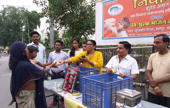 वीपी सिंह की 14वी पुण्यतिथि पर गरीबो तक पहुचाया निवाला वीपी सिंह की 14वी पुण्यतिथि पर गरीबो तक पहुचाया निवाला