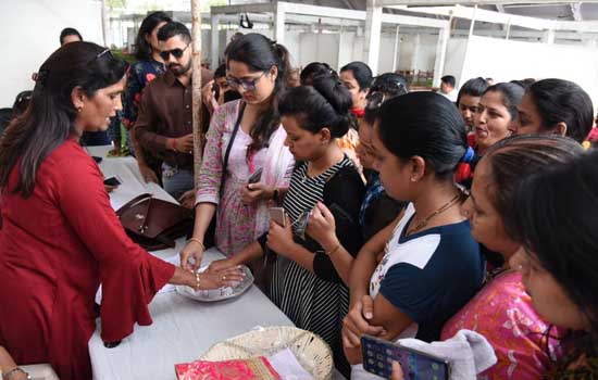 महिला उद्यमियों को स्टॉल्स वितरित महिला उद्यमियों को स्टॉल्स वितरित