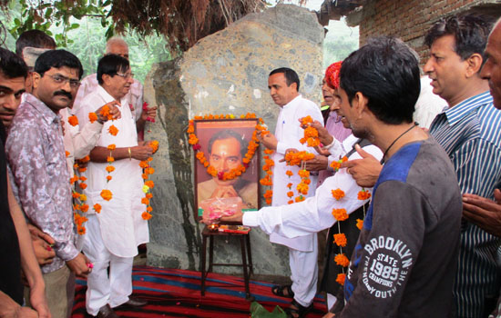 ’’नम आखों में इन्तजार आज की गाँधी परिवार का’’ ’’नम आखों में इन्तजार आज की गाँधी परिवार का’’