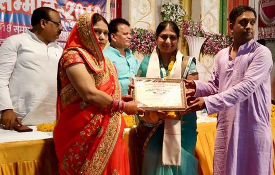 महिला सशक्तिकरण के कार्य करने पर गौरव सम्मान से नवाजा महिला सशक्तिकरण के कार्य करने पर गौरव सम्मान से नवाजा