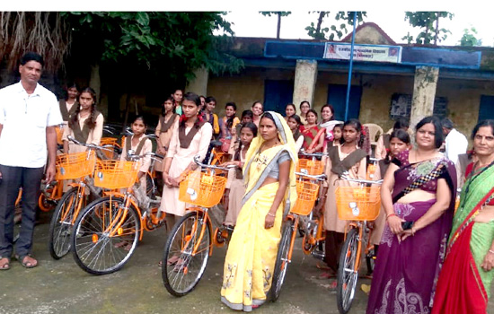 लोधा स्कूल में 17 बेटियों को साईकिलों का निःशुल्क वितरण लोधा स्कूल में 17 बेटियों को साईकिलों का निःशुल्क वितरण