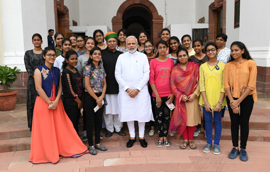 प्रधानमंत्री श्री नरेन्द्र मोदी से मिल कर बीकानेर की छात्राएं हुई गदगद प्रधानमंत्री श्री नरेन्द्र मोदी से मिल कर बीकानेर की छात्राएं हुई गदगद