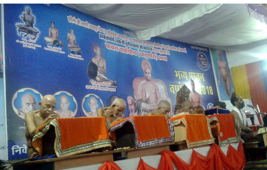 मन रूपी पात्र पर सन्तोष का आवरण जरूरी: सुमित्रसागारजी मन रूपी पात्र पर सन्तोष का आवरण जरूरी: सुमित्रसागारजी