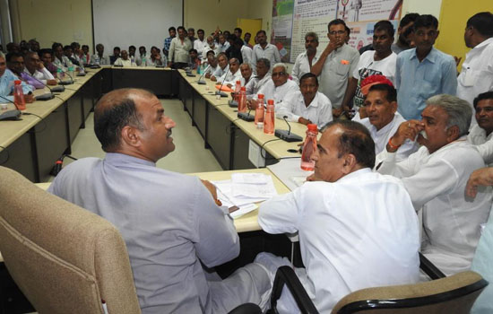 आगामी अफीम पॉलिसी को लेकर सांसद जोशी ने मांगे सुझाव आगामी अफीम पॉलिसी को लेकर सांसद जोशी ने मांगे सुझाव