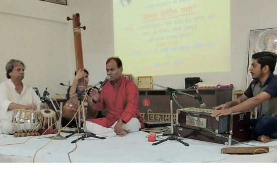 विजयेन्द्र एवं आस्था सक्सेना के गायन से श्रोता मंत्रमुग्ध हुए विजयेन्द्र एवं आस्था सक्सेना के गायन से श्रोता मंत्रमुग्ध हुए