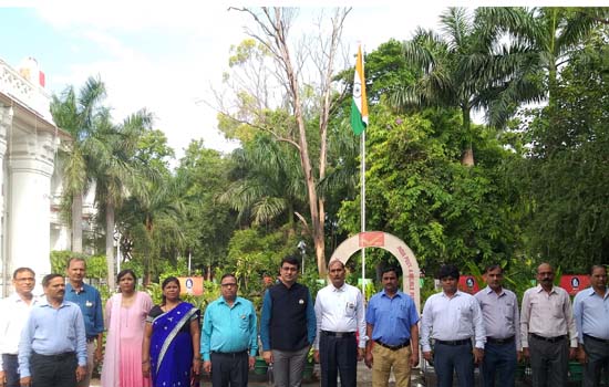 लखनऊ जीपीओ में धूमधाम से मनाया गया स्वतंत्रता दिवस, डाक निदेशक केके यादव ने किया ध्वजारोहण  