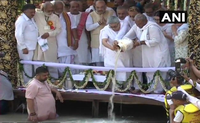 गंगा की गोद में समाये, वाजपेयी गंगा की गोद में समाये, वाजपेयी