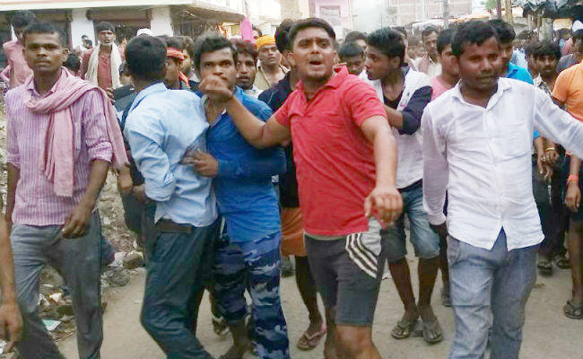 आरा : महिला को निर्वस्त्र कर घुमाया, 15 गिरफ्तार, आरा : महिला को निर्वस्त्र कर घुमाया, 15 गिरफ्तार,