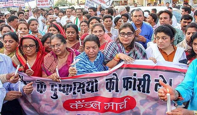 मंदसौर गैंगरेप: 8 साल की बच्ची का बलात्कार करने वाले आरोपियों को मृत्युदंड मंदसौर गैंगरेप: 8 साल की बच्ची का बलात्कार करने वाले आरोपियों को मृत्युदंड