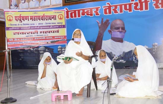 हजारों श्रावक-श्राविकाओं ने निराहार रह किए उपवास हजारों श्रावक-श्राविकाओं ने निराहार रह किए उपवास