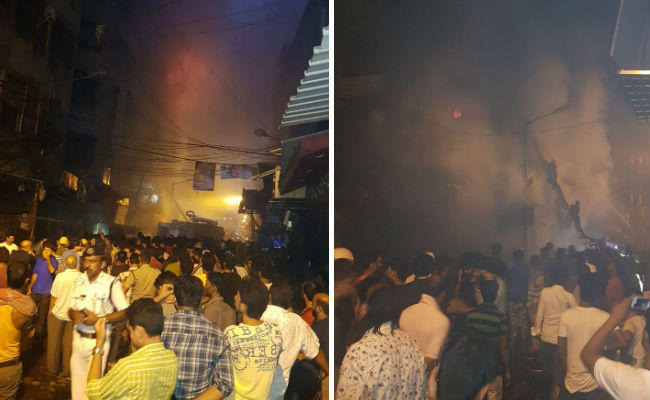 बागड़ी मार्केट में लगी भयावह आग, चारों ओर फैला धुआं बागड़ी मार्केट में लगी भयावह आग, चारों ओर फैला धुआं