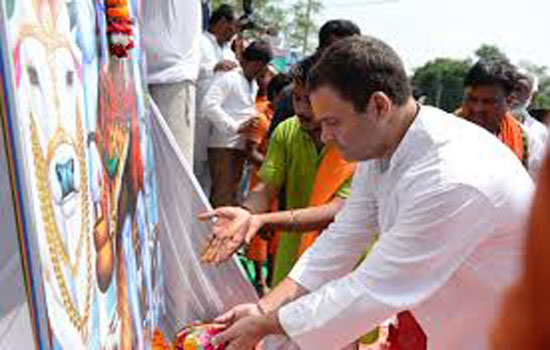 ‘‘शिवभक्त’’ राहुल गांधी का भगवा वस्त्रधारी समर्थकों ने जोरदार किया स्वागत ‘‘शिवभक्त’’ राहुल गांधी का भगवा वस्त्रधारी समर्थकों ने जोरदार किया स्वागत