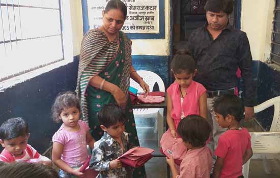 आंगनवाड़ी के बच्चो को यूनिफॉर्म भेंट आंगनवाड़ी के बच्चो को यूनिफॉर्म भेंट
