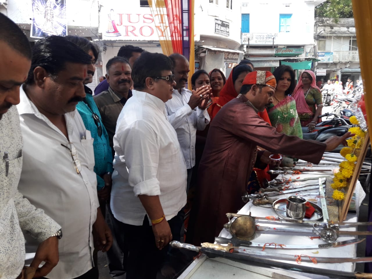 शस्त्र का किया पूजन शस्त्र का किया पूजन