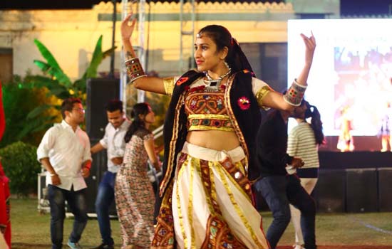 उदयपुर डांडिया उत्सव में उमडे शहरवासी उदयपुर डांडिया उत्सव में उमडे शहरवासी