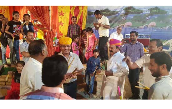 'मनवार चौक' में मनुहार पर एसपी शर्मा और नेता धनदे ने पकड़े डांडिया और किया गरबा 'मनवार चौक' में मनुहार पर एसपी शर्मा और नेता धनदे ने पकड़े डांडिया और किया गरबा