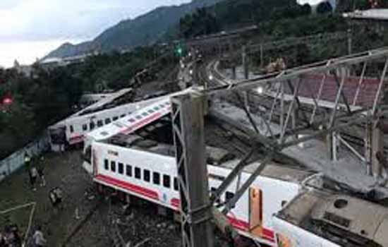 ताइवान में एक्सप्रेस ट्रेन के पटरी से उतरने और पलटने से 22 लोगों की मौत