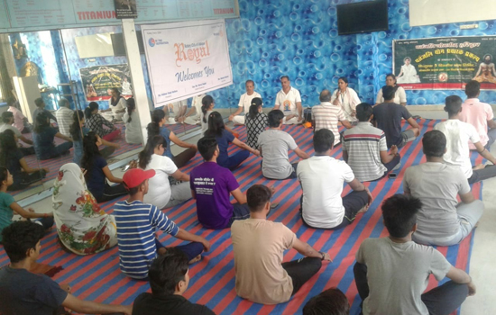 इंग्लिश स्पीकिंग के साथ बच्चों  ने सिखा योग