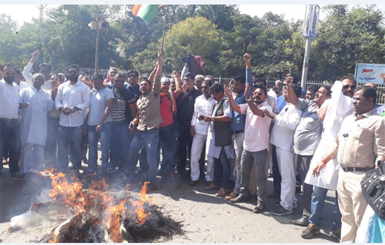 उदयपुर जिलाधीश कार्यालय के बाहर विरोध प्रदर्शन कर प्रधानमंत्री का पुतला फुका उदयपुर जिलाधीश कार्यालय के बाहर विरोध प्रदर्शन कर प्रधानमंत्री का पुतला फुका