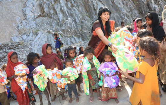 नारायण सेवा संस्थान द्वारा गरीब बच्चों को मिठाई, कपड़े, पुस्तकें वितरित