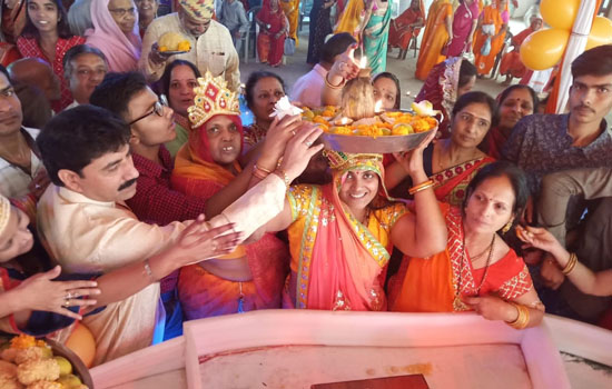 हुमड़ भवन में भगवान महावीर स्वामी को चढ़ाया 24 किलो का निर्वाण लड्डू हुमड़ भवन में भगवान महावीर स्वामी को चढ़ाया 24 किलो का निर्वाण लड्डू