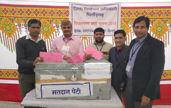मतदान कर्मियों, पुलिस कर्मियों एवं ड्राईवर-क्लीनर्स ने किया डाकमत पत्र से मतदान मतदान कर्मियों, पुलिस कर्मियों एवं ड्राईवर-क्लीनर्स ने किया डाकमत पत्र से मतदान