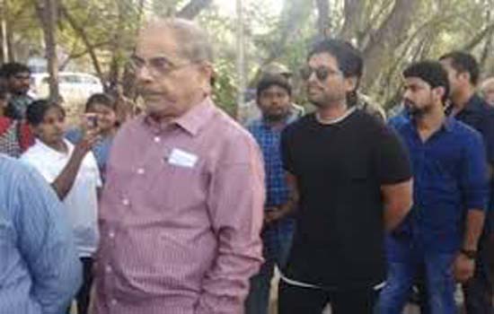 मतधिकार का इस्तेमाल करने पहुंचीं फिल्मी हस्तियां मतधिकार का इस्तेमाल करने पहुंचीं फिल्मी हस्तियां