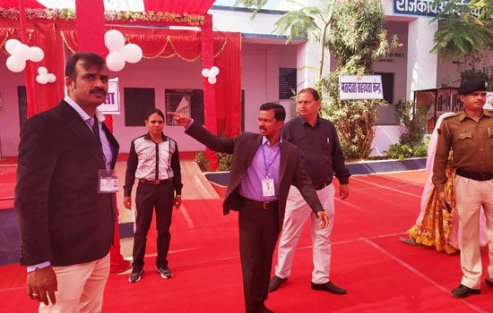 जिला निर्वाचन अधिकारी ने किया दिव्यांग, महिला एवं आदर्श मतदान केन्द्र का अवलोकन जिला निर्वाचन अधिकारी ने किया दिव्यांग, महिला एवं आदर्श मतदान केन्द्र का अवलोकन