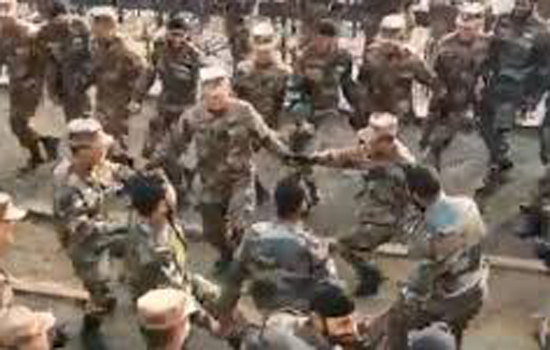 एक साल बाद भारत-चीन के सैनिकों ने साथ किया डांस