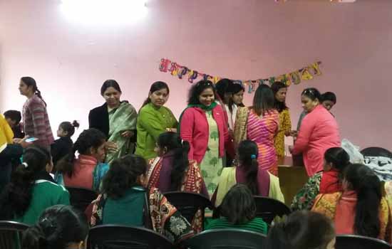 नारी नितेतन में महिलाओं को बांटे उनी वस्त्र नारी नितेतन में महिलाओं को बांटे उनी वस्त्र