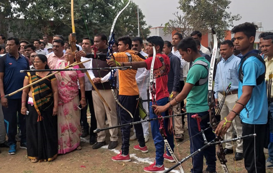 राज्यमंत्री बामनिया ने प्रतिभावान बेटियों को दी स्कूटी की सौगात