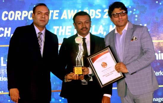 Riyaz Gangji,Yogesh Lakhani of Bright Outdoor,Ekta Jain received IBC Brands Award .