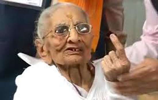 नरेंद्र मोदी की मां हीराबेन ने डाला वोट