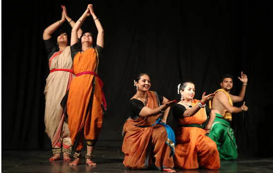 भारतीय लोक कला मण्डल में  ओडिसी नृत्य कि शानदार प्रस्तुतियॉ