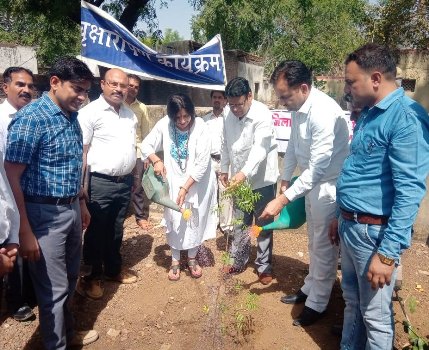 जिला विधिक सेवा प्राधिकरण के तत्वावधान में हुआ पौधारोपण  एवं विचार गोष्ठी का आयोज