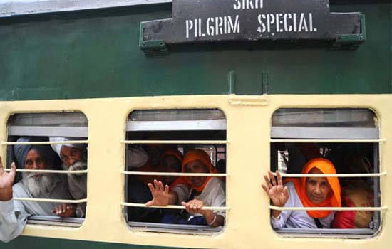 भारत पर लगाया सीमा पर सिख श्रद्धालुओं की ट्रेन रोकने का आरोप