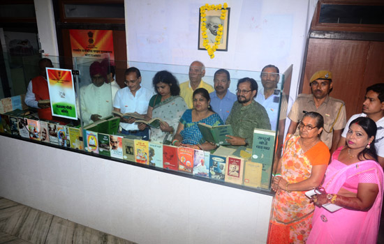 सम्पूर्ण गांधी वांग्मय 64 खंडों  सहित 110 पुस्तकें  उप्लब्ध