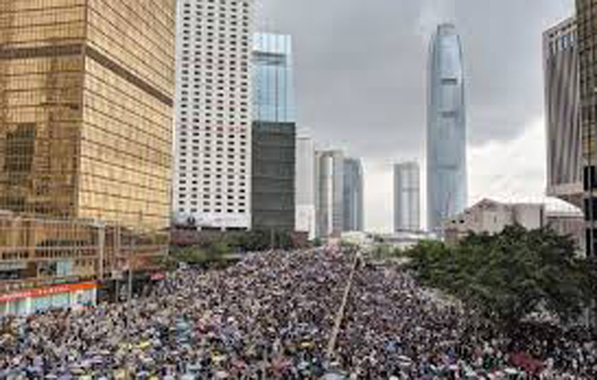 लाखों लोग प्रदर्शन रैली में शामिल हांगकांग में 