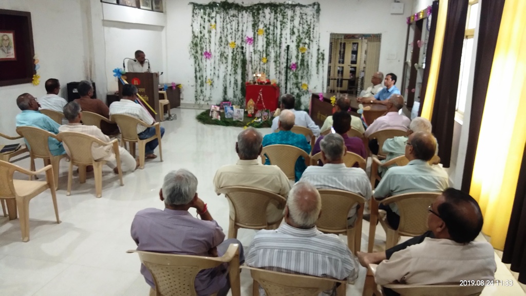 श्री भगवत गीता वस्तुतः ज्ञान का महासागर है