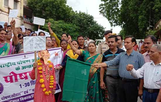 पोषण रैली को जिला कलक्टर ने हरी झण्डी दिखाकर किया रवाना