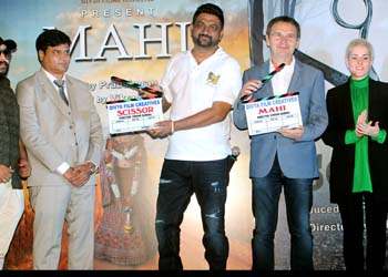 Vikram Sandhu and Prabsimran Sandhu launched poster of two Hindi films Mahi and Scissor with Hiten Tejwani and Vivan Bhatena 