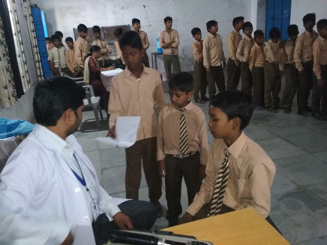 नेत्र चिकित्सा शिविर में किया ५०० बच्चों का नैत्र परीक्षण
