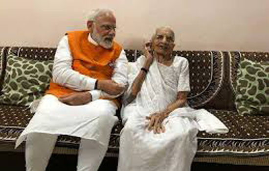 प्रधानमंत्री नरेंद्र मोदी अपनी मां से मिले 