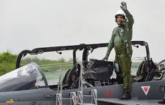  राजनाथ सिंह ने बंगलूरू से लड़ाकू विमान तेजस में उड़ान भरी